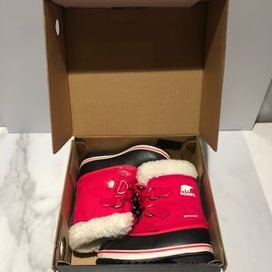Pink Sorel toddler girls snow boots size 9 - barely worn with box.